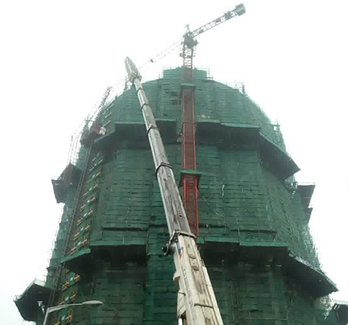 杭锦后旗吊车在工地上作业
